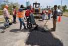 Continúa bacheo en periodo vacacional para mejorar calles de Victoria.