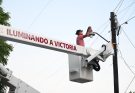 Agiliza camión-pluma trabajos en el cambio de luminarias.
